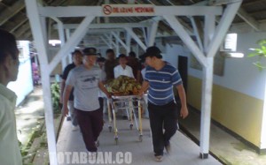 Korban saat dibawah ke RSUD Datoe Binangkang untuk divisum| foto Rahman 