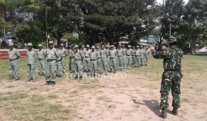 Para Linmas yang mendapat pelatihan dari TNI