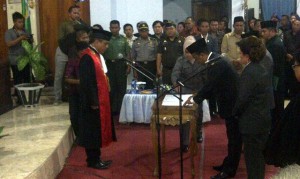 Tampak Ketua DPRD Moh Sabir, menandatangani berita acara pelantikan bersama disaksikan ketua PN Kotamobagu.
