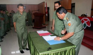 Penyerahan Aset- Tampak Bupati Bolmong Salihi Mokodongan bersama Wabup Bolsel Samsul Bahri Badu saat melakukan penandatanganan