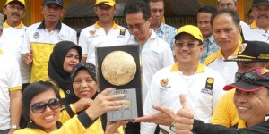 Piala Adipura yang diraih Pemkot Kotamobagu pada 2012-2013