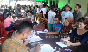 Ribuan warga yang menerima bantuan PSKS di Kantor  Pos Kotamobagu