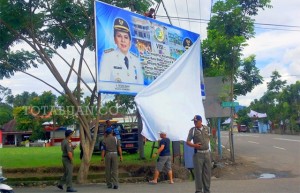 Tampak Pol PP sedang melakukan penertiban spanduk dan baliho kadaluarsa