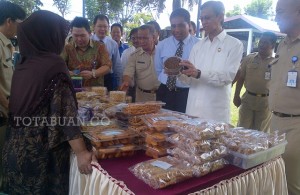Tampak Wakil walikota Kotamobagu Jainudin Damopolii yang didampingi kepala BI cabang Sulut saat melihat usaha kecil