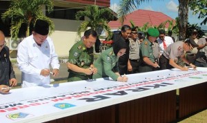 Tampak Walikota dan kepala daerah lainnya kompak menandatangani spanduk penolakan ISIS