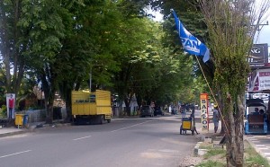 Tampak bendera Parpol yang masih terpampang di pusat kota 