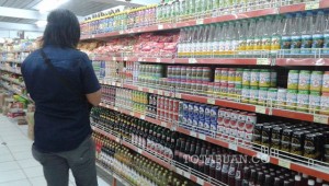 Tampak minuman beralkohol yang masih terpajang di rak supermarket di Kotamobagu