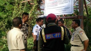 Tampak petugas dari Satpol PP dan Dinas Dishubbudparkominfo saat melakukan pengecekan menara yang ada di bukit Ilongkow