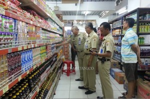 Tim dari Pemkot tampak melakukan pemeriksaan penjualan bir di Supermarket