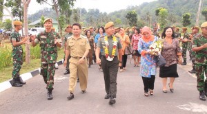 Wabup Bolmong, Yanny R Tuuk bersama Danpussenarmed saat mengunjungi Batalyon Armed 19 Bogani, Lolak