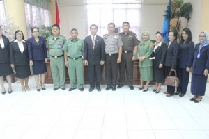 Wakil Bupati Bolmong saat foto bersama dengan FKPD dan  kepala sekolah saat usai pelantikan