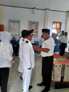 Wakil Bupati Rusdi Gumalangit saat melantik tiga penjabat kepala desa