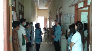 Wakil wali kota saat memeriksa beberapa ruangan di RSUD Kotamobagu