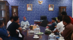 Wali Kota Tatong Bara memberikan saat berada dengan sejumlah wartawan di ruangan kerjanya
