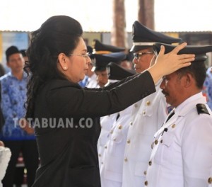Walikota Kota Kotamobagu Tatong Bara saat memasang topi kepada salah satu Camat yang baru dilantik
