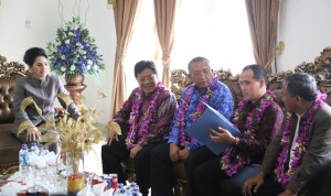 Walikota Kotamobagu Ir Hj Tatong Bara saat memberikan penjelaskan kepada tim Komite DPD 1 saat melakukan kunjungan ke Kotamobagu
