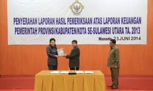 Walikota Kotamobagu Tatong Bara yang didampingi Ketua DPRD Kotamobagu Rustam Siahaan saat menerima LHP BPK 