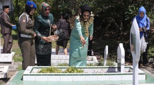 Walikota Tatong Bara saat  Ziarah ke Taman Makam Pahlawan