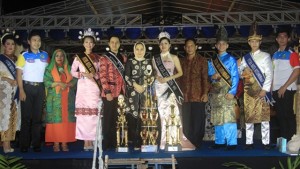 Walikota Tatong Bara saat berfoto bersama Finalis Putra-putri Kotamobagu