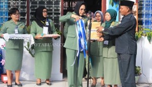 Walikota Tatong Bara saat membuka sampul ujian nasional SMP