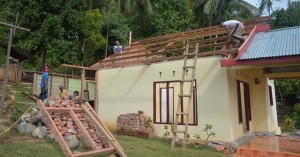Warga Poyuyanan terpaksa membongkar rumah mereka untuk mengambil bahan bangunan yang masih layak