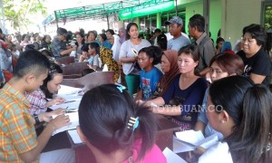 Warga penerima bantuan PSKS di kantor Pos Kotamobagu