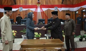 ketua DPRD Rustam Siahaan saat menyerahan nota kesepakatan ke Walikota