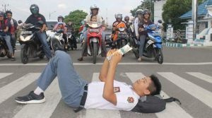 selfie pelajar tidur dijln raya