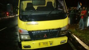 truk tabrak pengendara motor